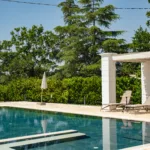 Piscine extérieure aux Trulli Cinquenoci : détente dans la Vallée d’Itria
